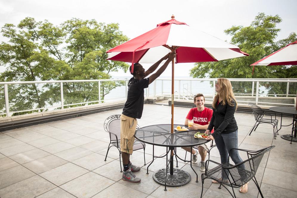 咖啡馆提供新的食品站和一个可以俯瞰密歇根湖的户外露台.