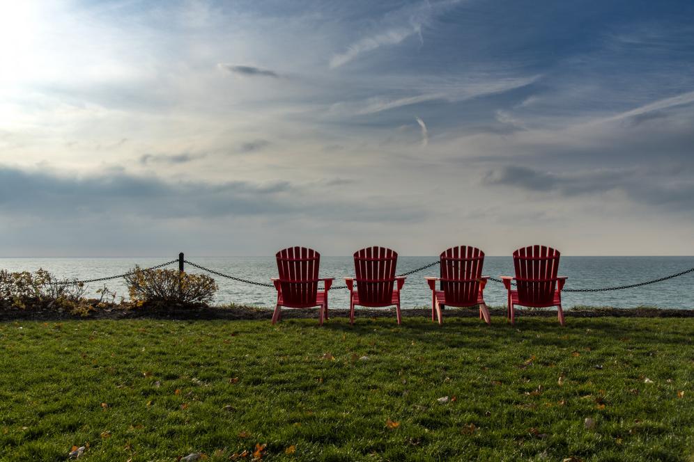 密歇根湖边的红椅子