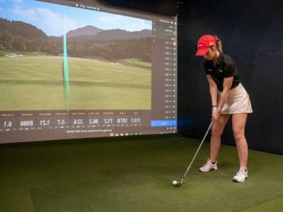 A student using a simulator in the Dale Golf Center.